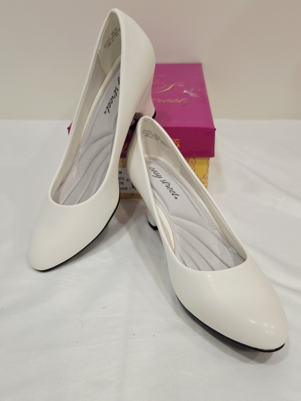 easy street White Fabulous Women's Round-Toe Mid Heel Pumps
